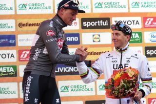 Mathieu van der Poel (à gauche) et Tadej Pogacar, ici sur le podium de Milan-Sanremo le 22 mars, pourraient bien se livrer un nouveau duel titanesque dimanche. KEYSTONE/EPA/Roberto Bettini